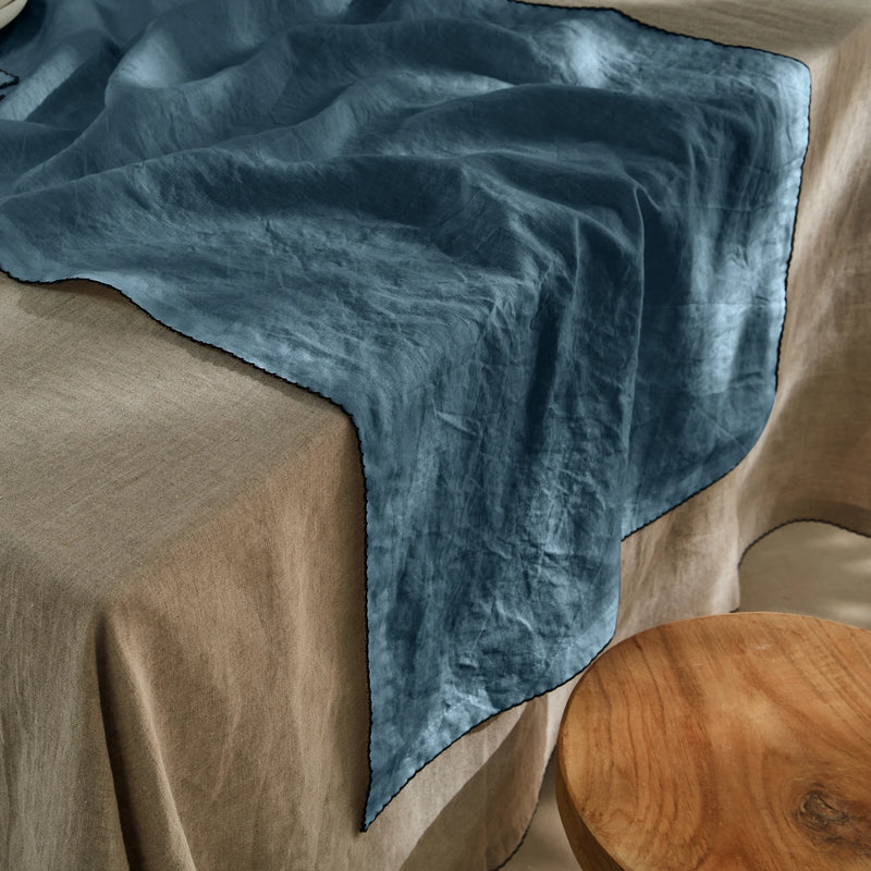 Chemin de table en lin lavé bordure crochet bleu français