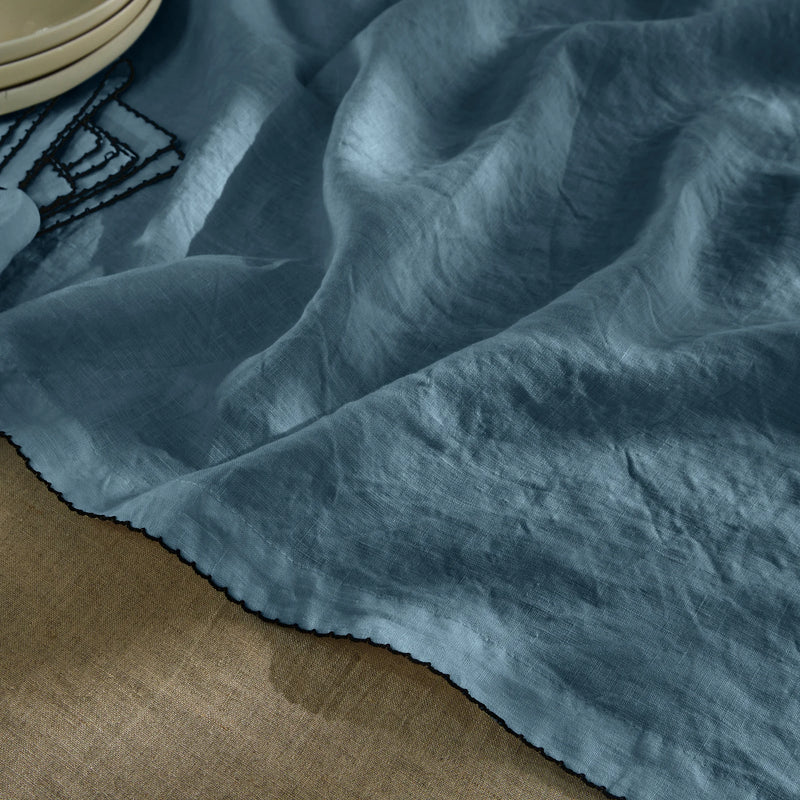Chemin de table en lin bordure crochet bleu français