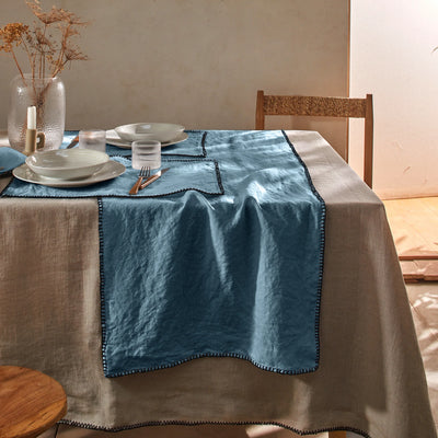 Chemin de table en lin bordé "point de cheval" bleu français