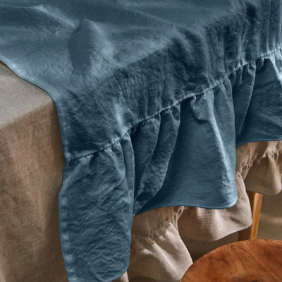 chemin de table à volants  en lin lavé bleu français