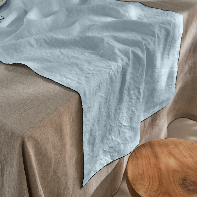 Chemin de table en lin lavé bordure crochet bleu glacier