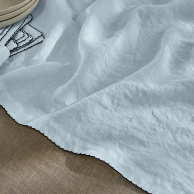 Chemin de table en lin bordure crochet bleu glacier