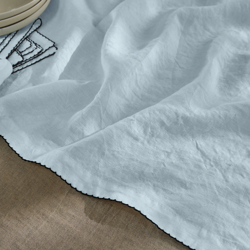 Chemin de table en lin bordure crochet bleu glacier