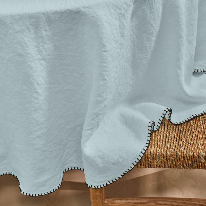 Nappe en lin ronde sur mesure avec point de cheval bleu glacier