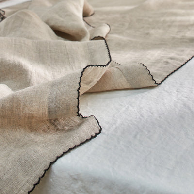 Chemin de table bordure crochet en lin lavé naturel