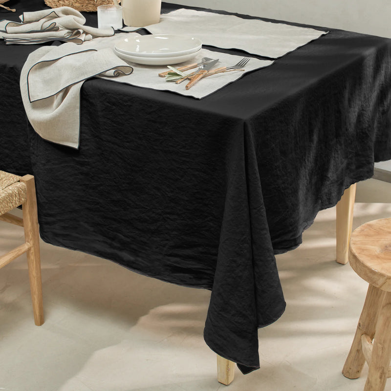 Nappe sur mesure en lin avec bourdon encre noire