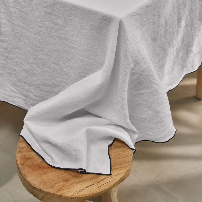Nappe sur mesure avec bourdon en lin gris minéral