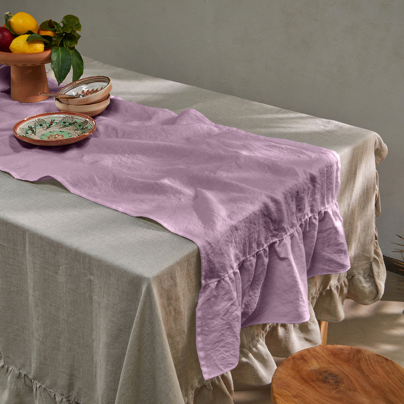 chemin de table lin lavé à volants lilas