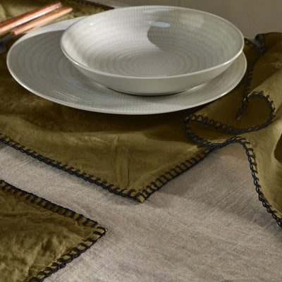 Sets de table bordé "Point de Cheval" en lin vert olive