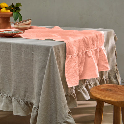 chemin de table lin lavé à volants rose