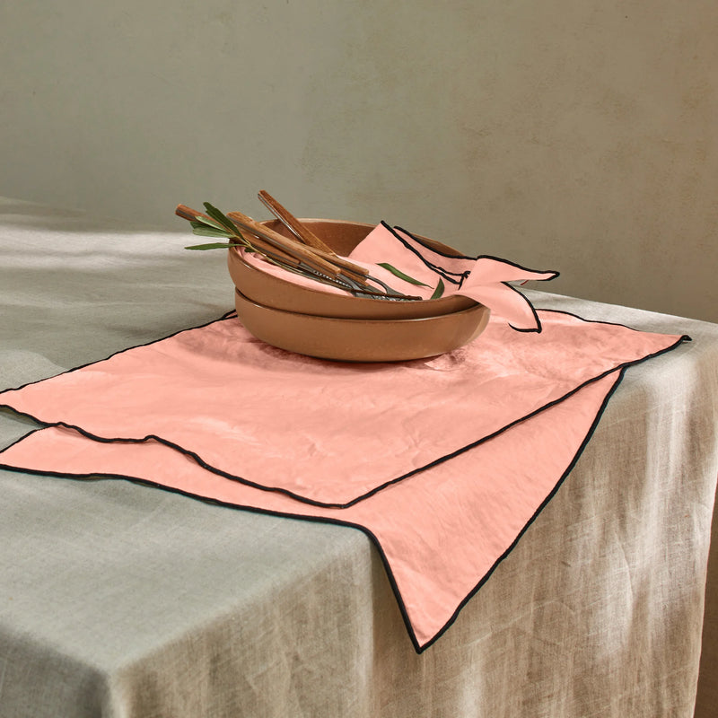 Set de table bordé en lin rose