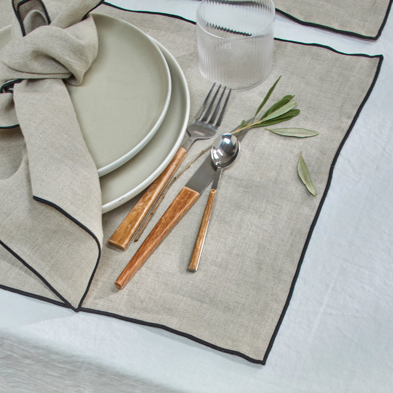 Set de table bordé bourdon en lin lavé naturel