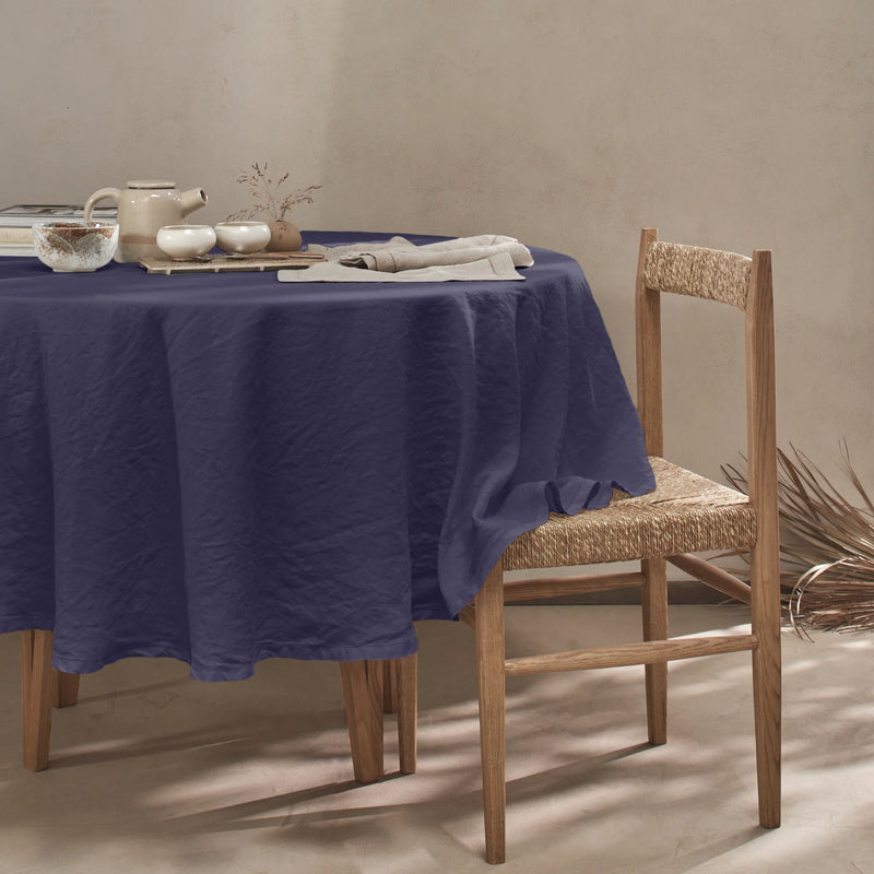 Nappe ovale sur mesure en lin lavé ajouré bleu nuit